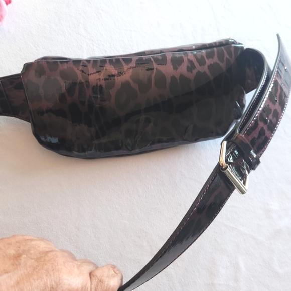 New GUESS Varsity Pop Patent Leopard Animal Print Fanny Pack - Picture 4 of 8